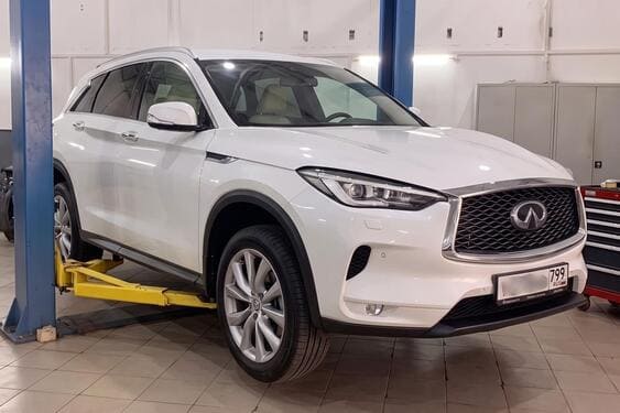 Infiniti QX50 AWD в боксе на подъёмнике