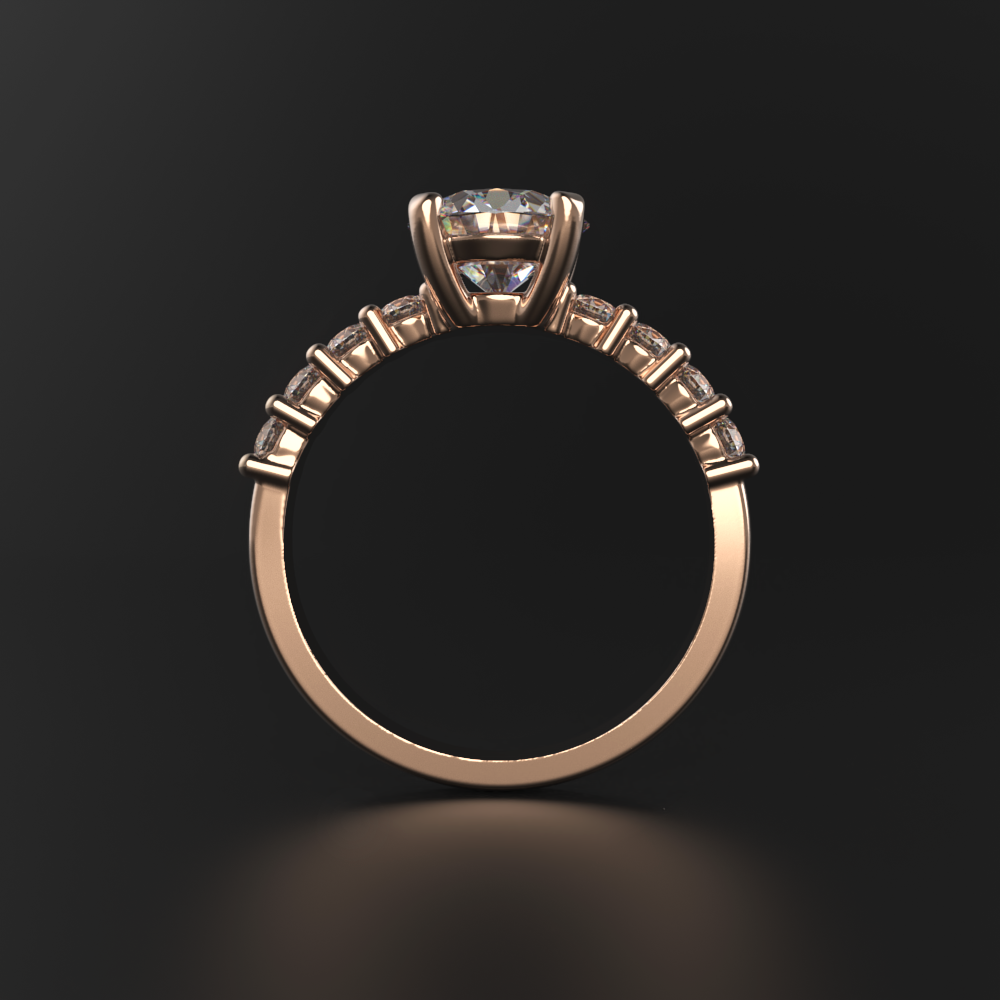 Кольцо из розового золота с крупным центральным бриллиантом и дорожкой маленьких камней по краям. Вид сбоку.