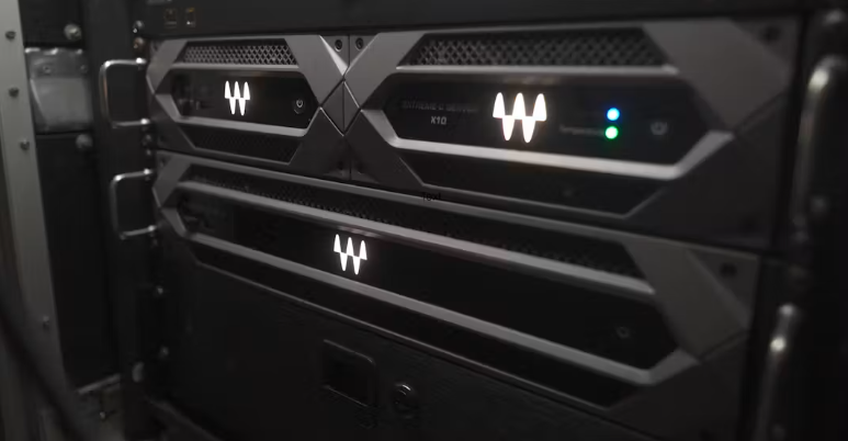  Waves LiveBox (снизу) занимает полноразмерный рэковый слот в 2U в сетапе Пуча, под двумя серверами Waves (сверху), которые он использует для работы с SuperRack SoundGrid.