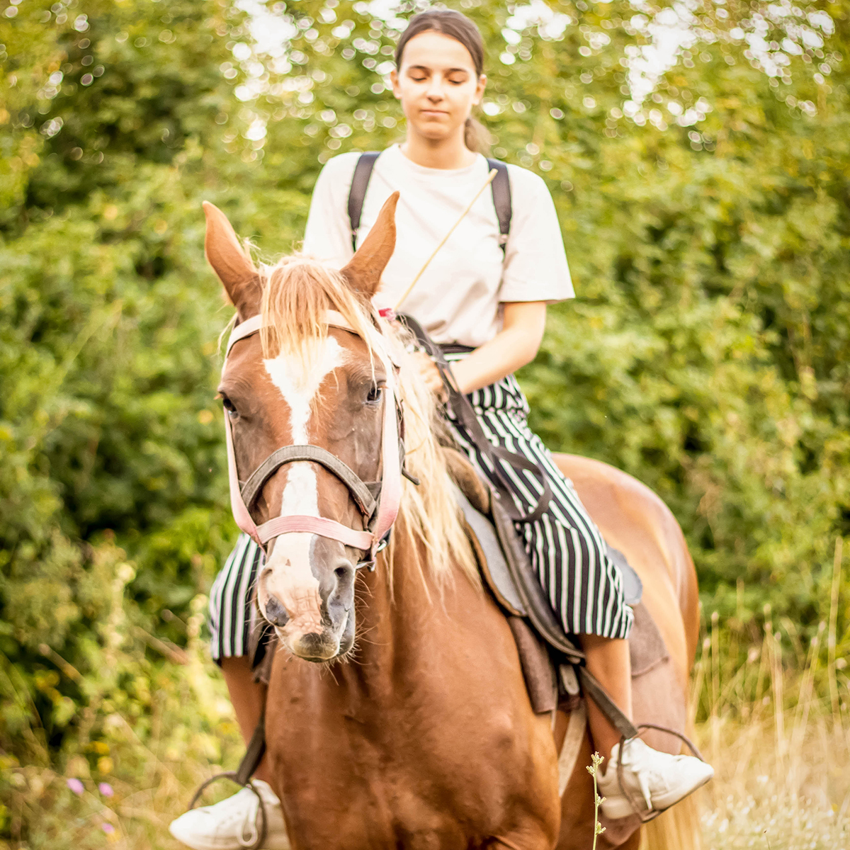  девушка на лошади, активный отдых, катание на лошади в Анапе, конные прогулки, конный прокат в Анапе