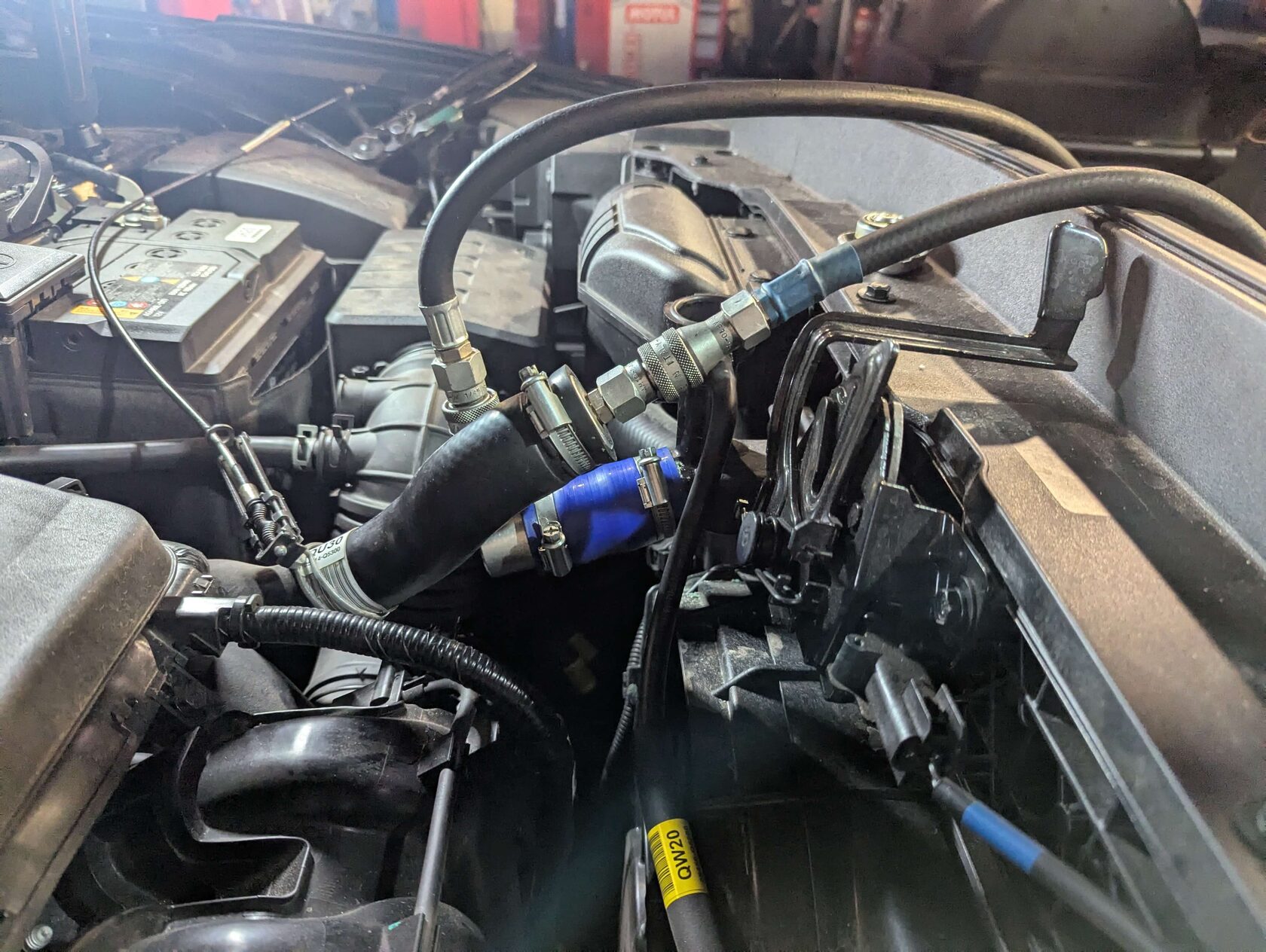 Подключение Подключаем станцию по аппаратной замене антифриза к верхнему патрубку охлаждения