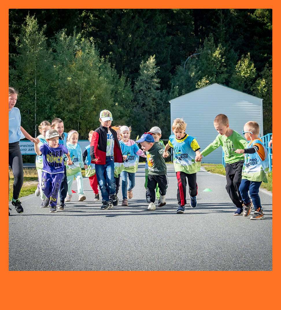 Групповая пробежка в лесу