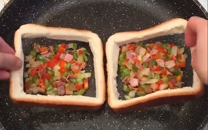 Приготовление гренок с яйцом сыром и колбасой: шаг 4