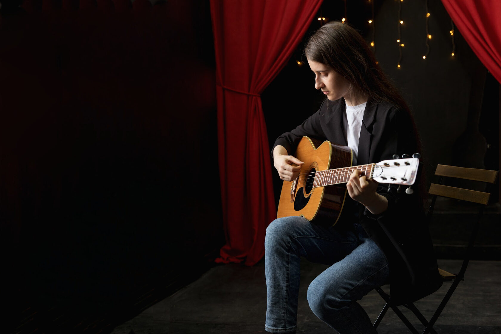 Счастливые добрые преподаватели школы музыки для детей и взрослых Music Power. Уроки гитары, фортепиано, укулеле, вокала, музыкальные занятия для малышей