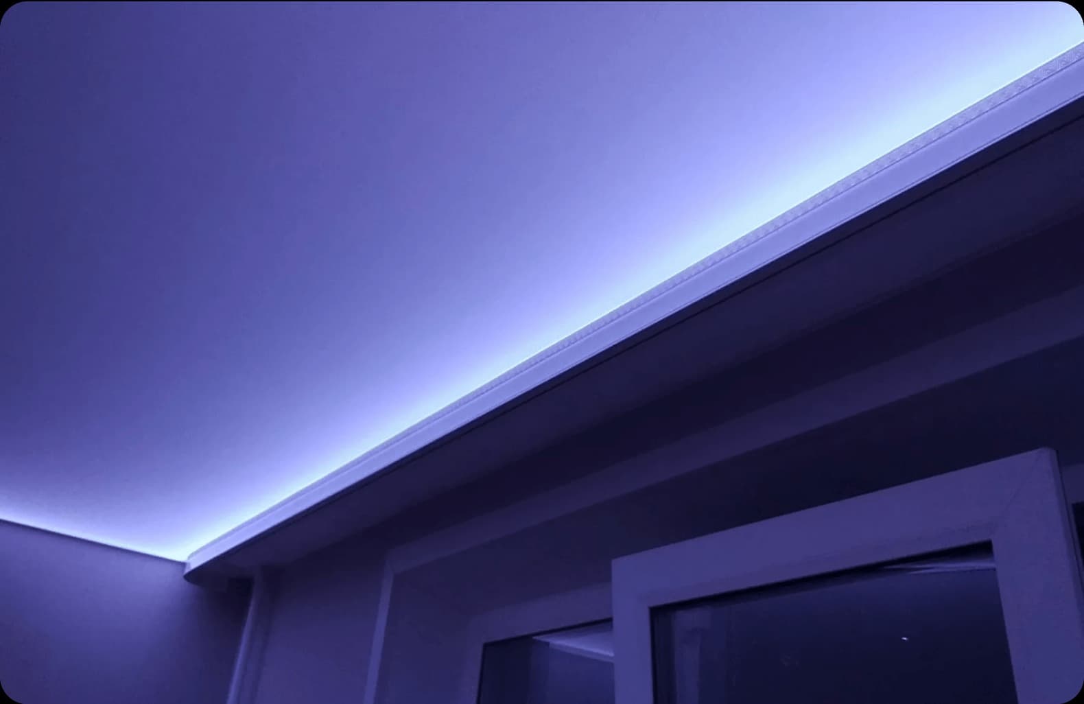 Контурная подсветка натяжного. Светодиодный врезной линейный светильник Geniled gl-Linear 120вт 3000мм. Потолок с подсветкой. Натяжные потолки с подсветкой. Натяжной потолок со светодиодной подсветкой.