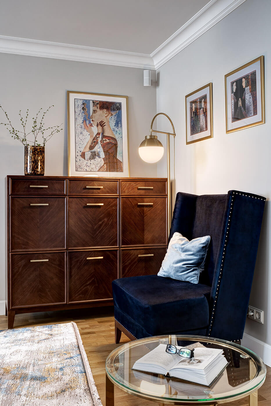 Новая Москва - Дизайн интерьера комната, комод, кресло, столик