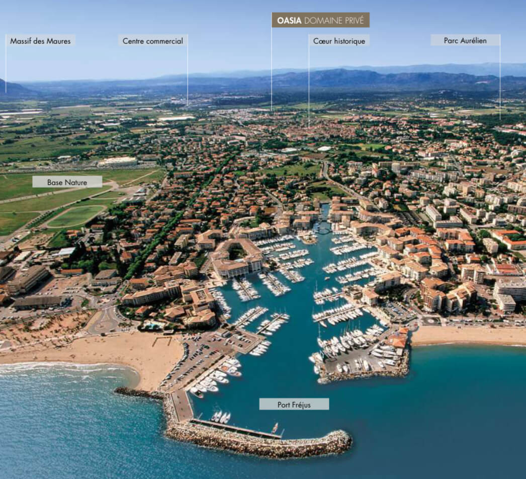 Вид на порт и город Фрежюс во Франции