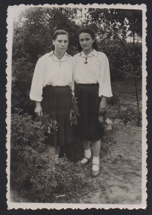 Шчотка Алена Аляксееўна і Раўковіч Ганна Антонаўна (злева) з роду Якаўлевых, 1960-ыя
