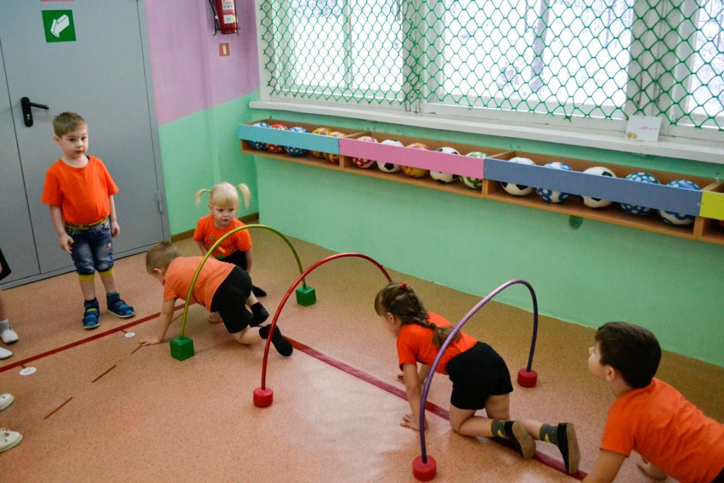 Физкультурное развлечение в старшей. Физкультурные досуги в детском саду. Спортивное развлечение в детском саду. Спортивный досуг в детском саду. Физкультурный досуг в ДОУ.