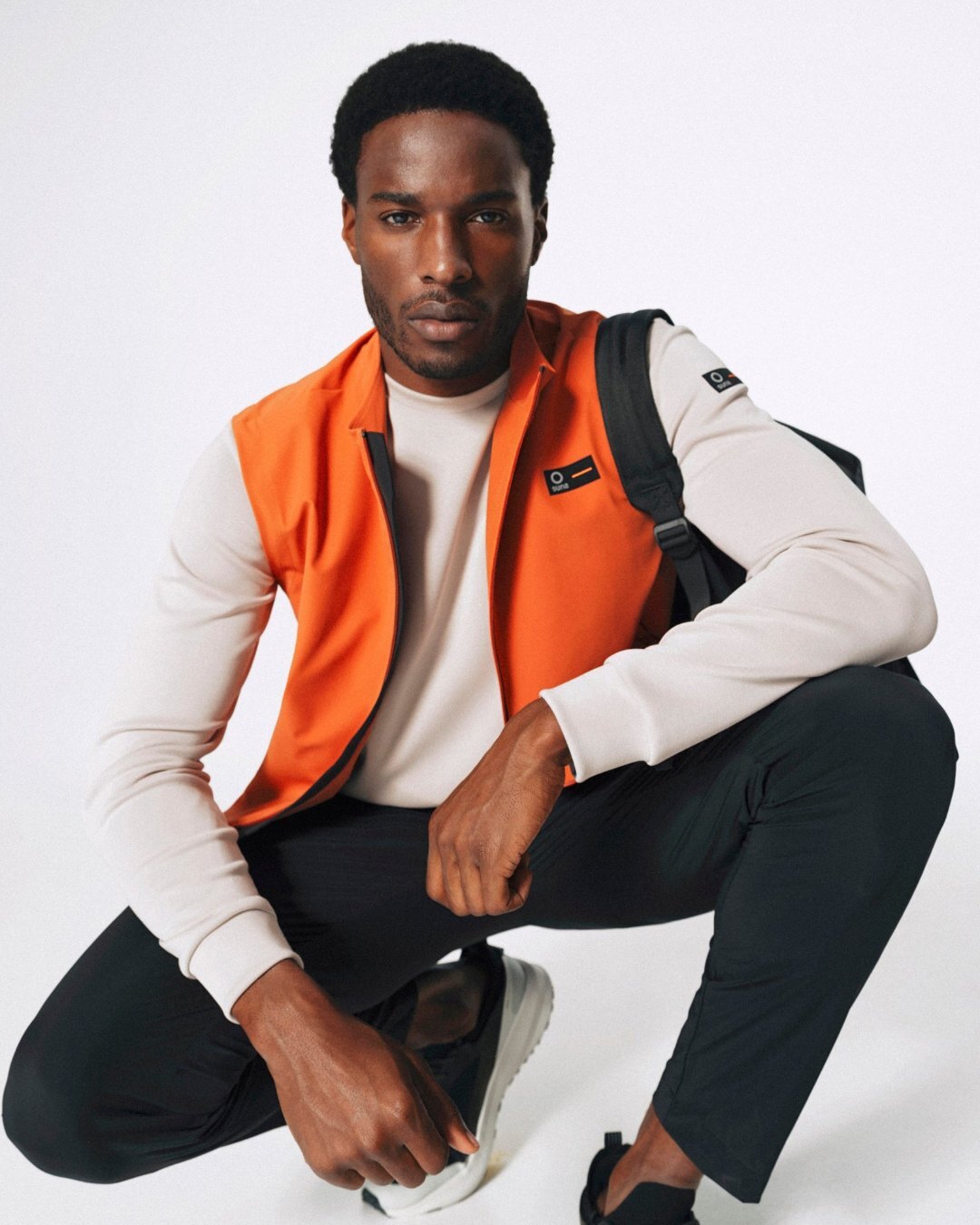 SUNS uomo: gilet imbottito arancione e maglia panna