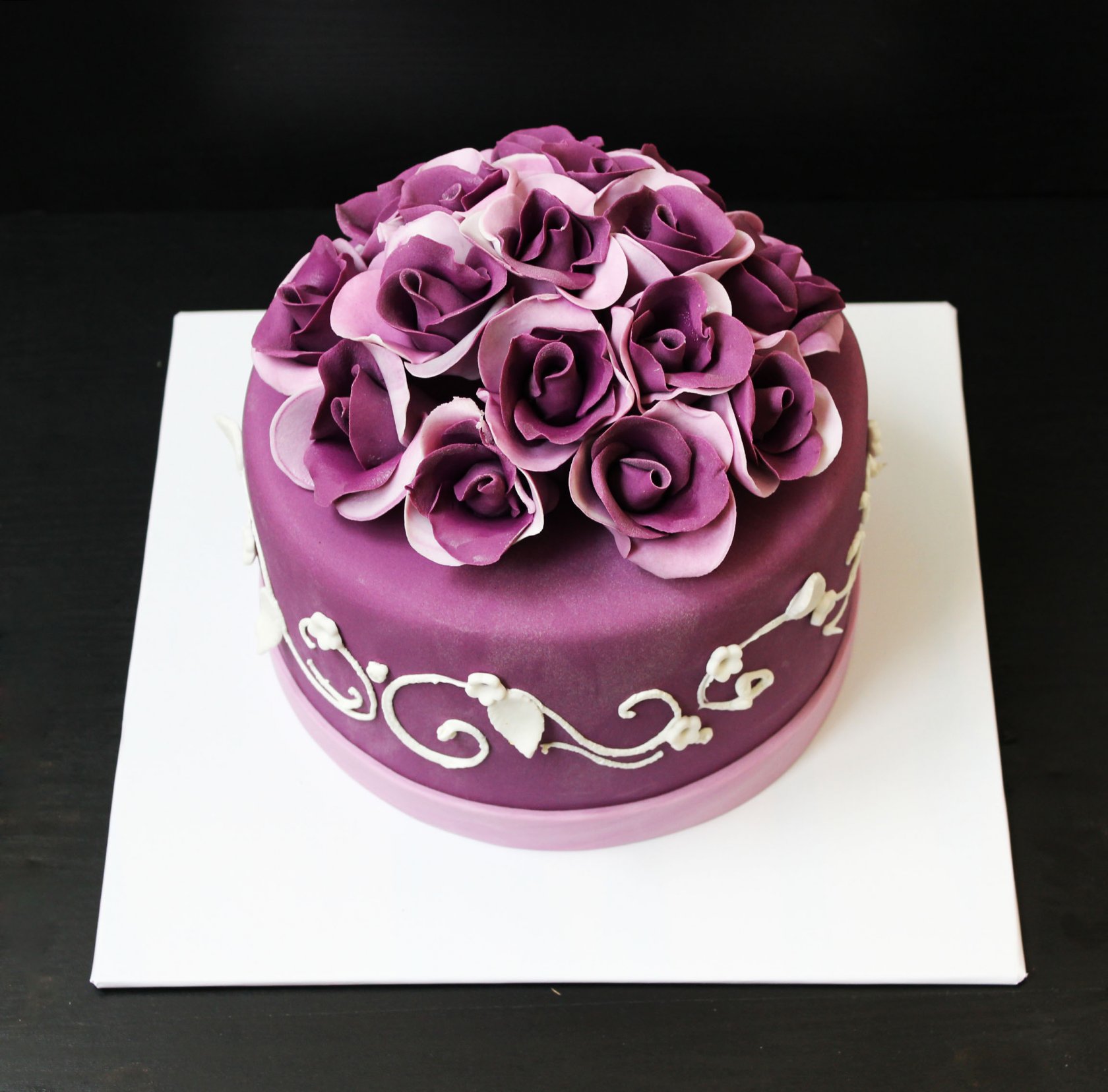 Торт на юбилей женщине без. Красивые торты. Торт для женщины. Красивые тортики на день рождения. Торт с розами.