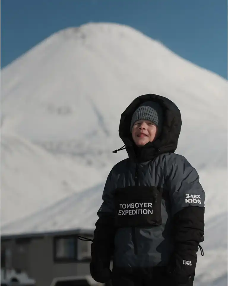 Юный гость Tomsoyer Expedition у вулкана