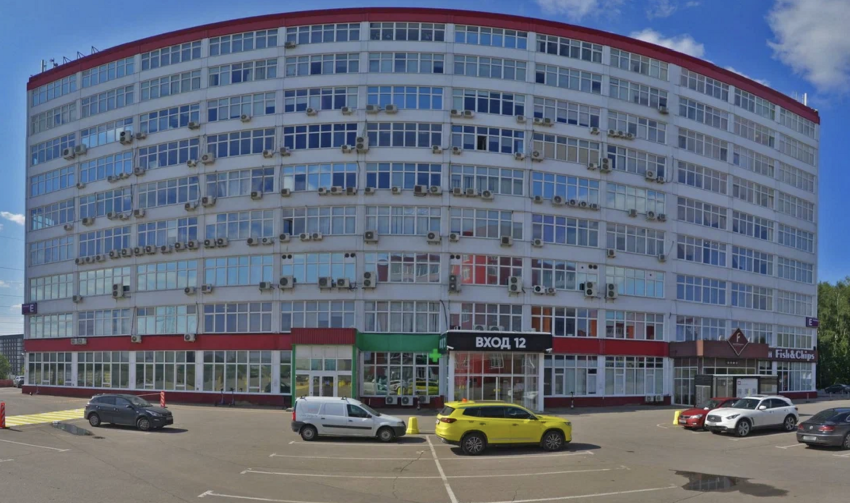 Фасад корпуса Е бизнес-парка Румянцево с вывеской «Вход 12»
