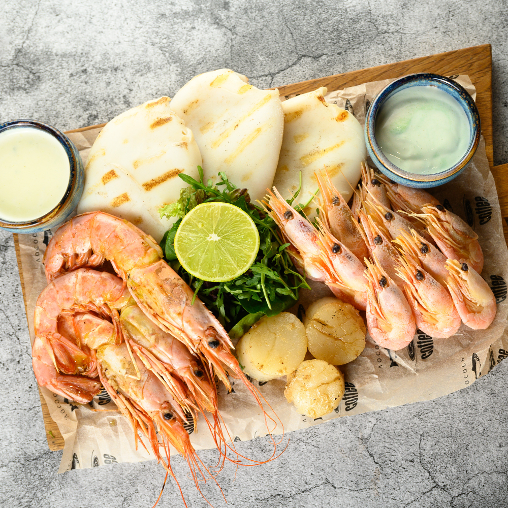 ассорти морепродуктов. ярмарка морепродуктов. стол в ресторане с морепродуктами. рыба и морепродукты италии. блюда из морепродуктов в ресторане.