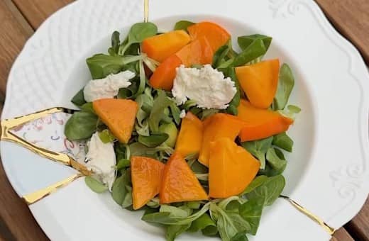 Приготовление салата с хурмой, моцареллой и зёрнами граната: шаг 3