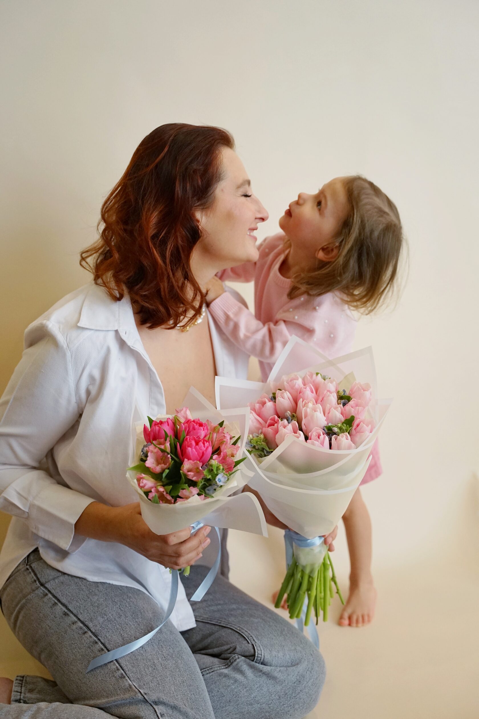 Цветы маме и дочке. Букет для мамы. Букет "на день матери". Букет цветов для мамы и Дочки. С днем матери цветы.