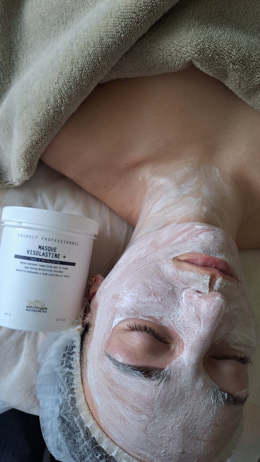 Маска Visolastine+ Biologique Recherche нанесена на обличчя для зволоження шкіри