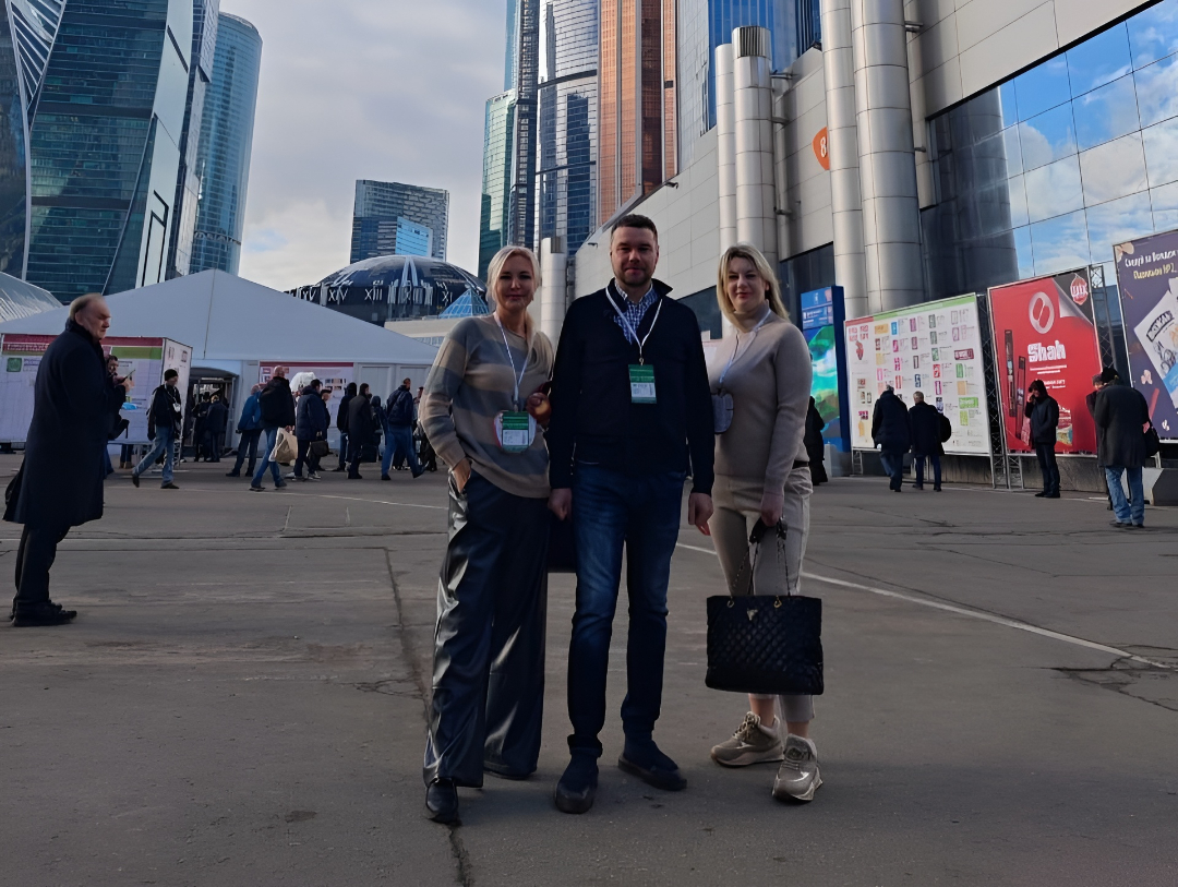 Представители АВВА Медиа у выставочного центра
