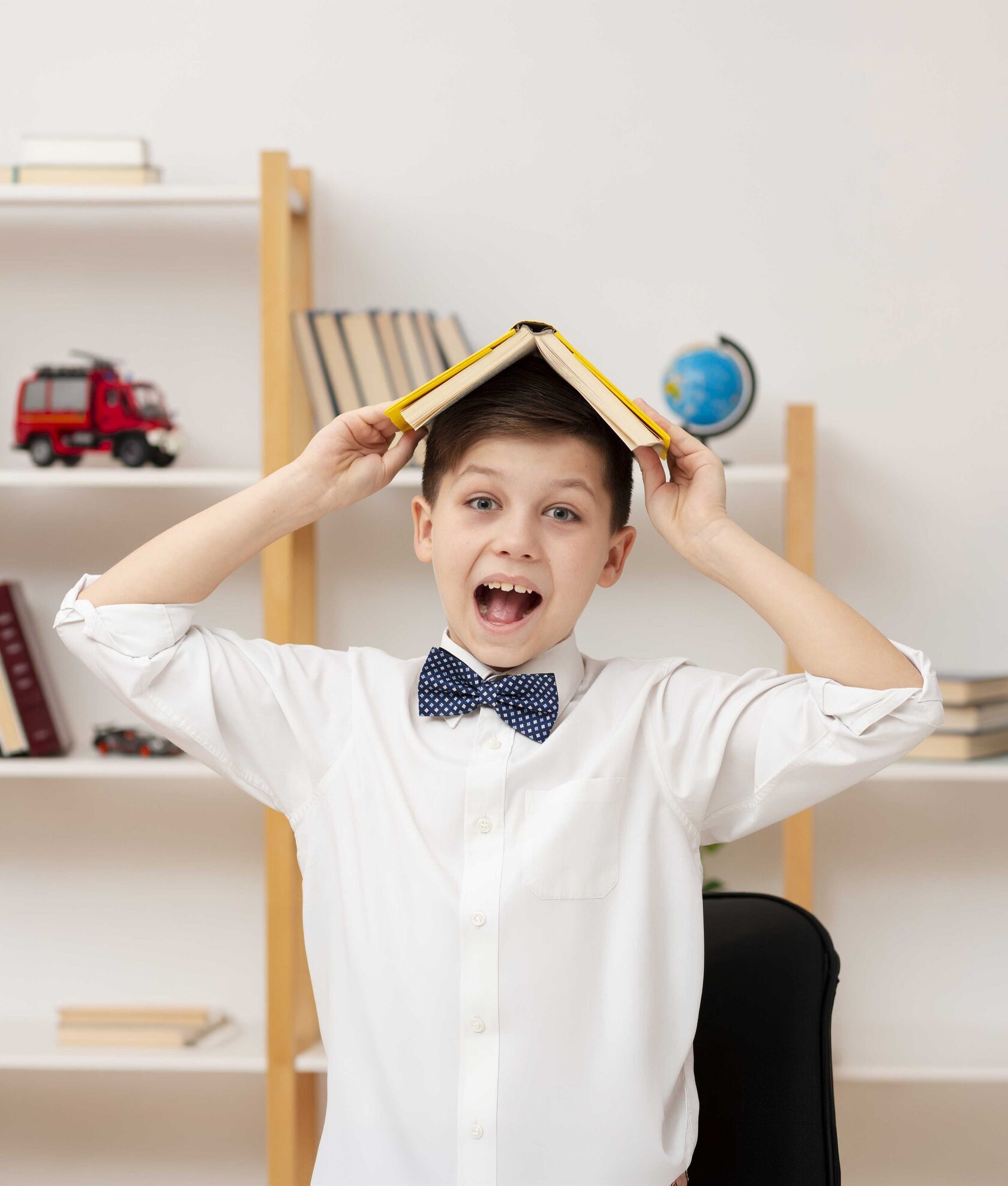 Ребёнок читает книгу летом — Rittel School