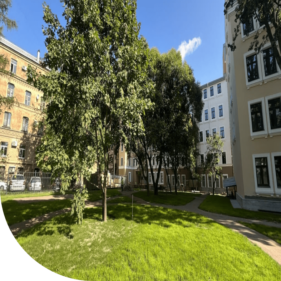 Это дом с действительно толстыми стенами и высокими потолками