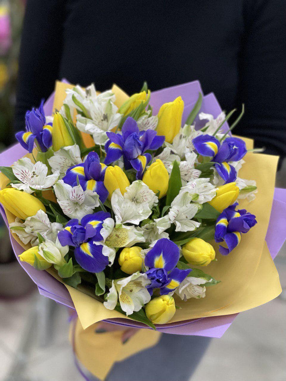 Букет цветов весенний с доставкой. Ирисы. Тюльпаны. Доставка цветов в Нижнем Новгороде