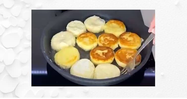 Приготовление пышных сырников с яблоками на сковороде: шаг 6