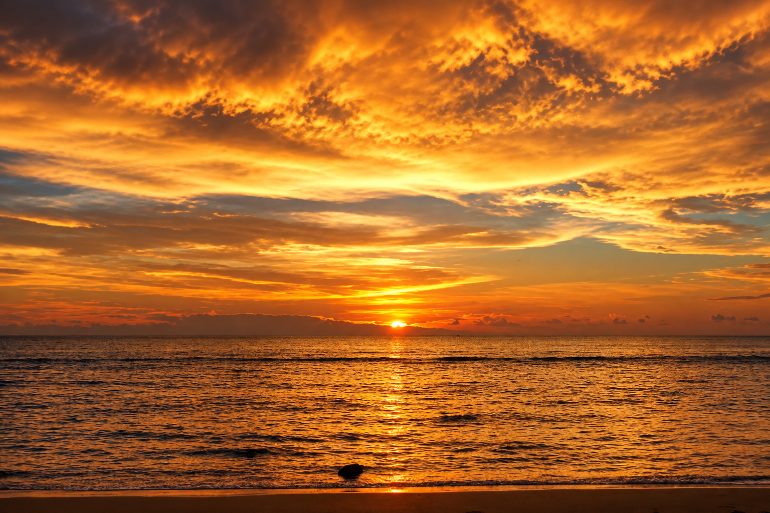 Koh Lanta's green hills and jungle Koh Lanta's green hills and jungle