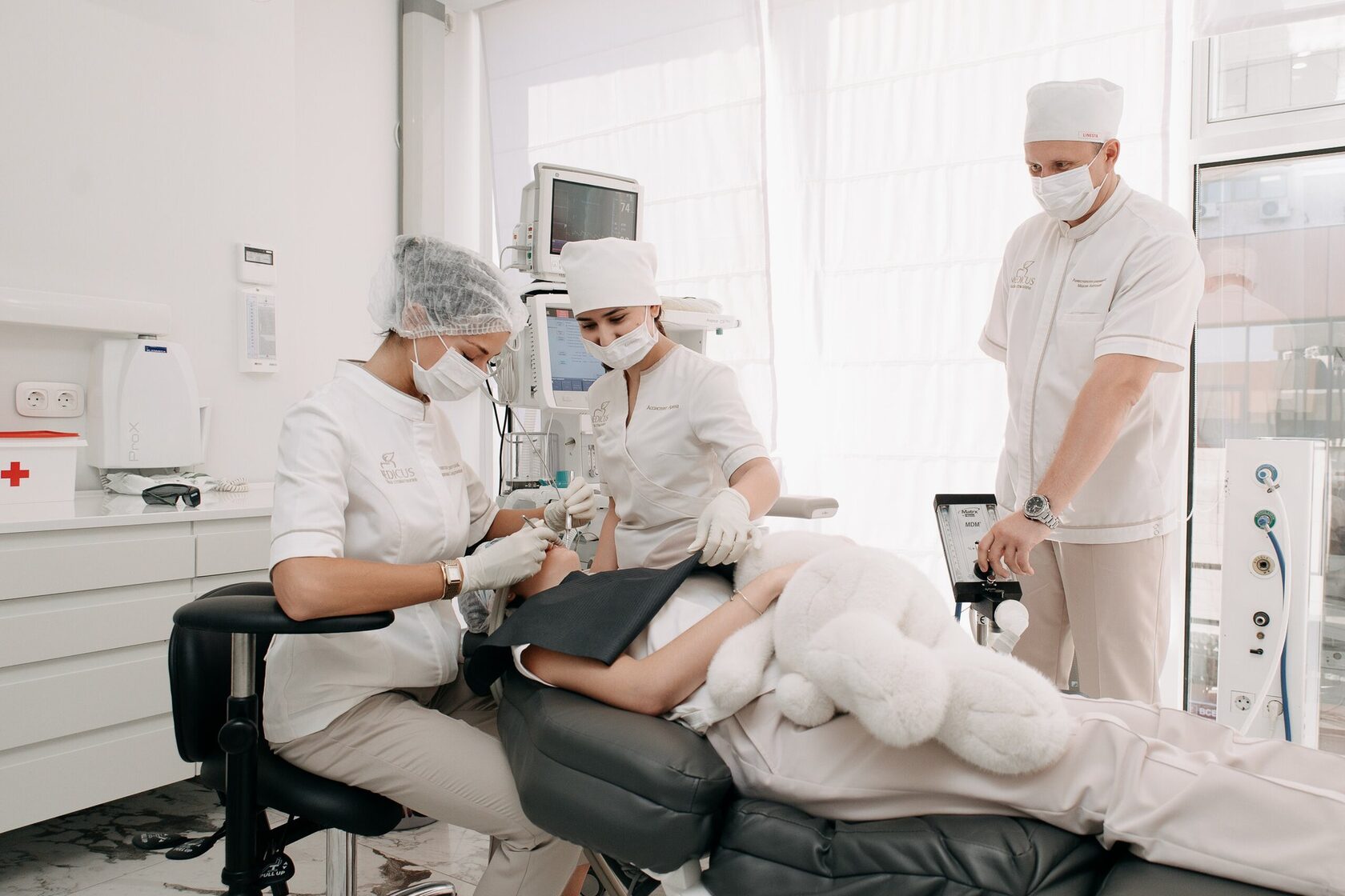 Приём в семейной стоматологии MEDICUS