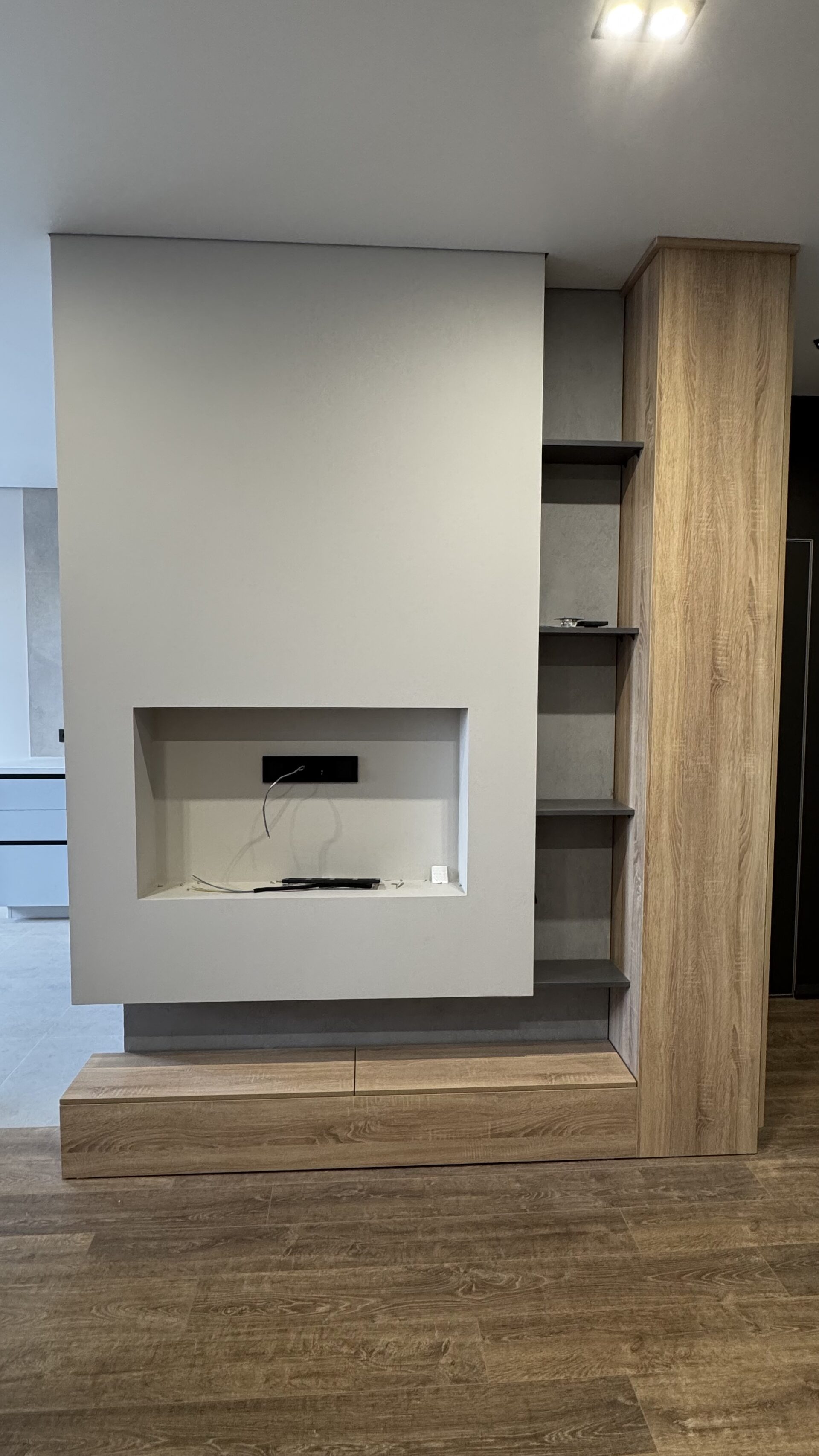 мебель на заказ ,зона с камином и закрытой секцией