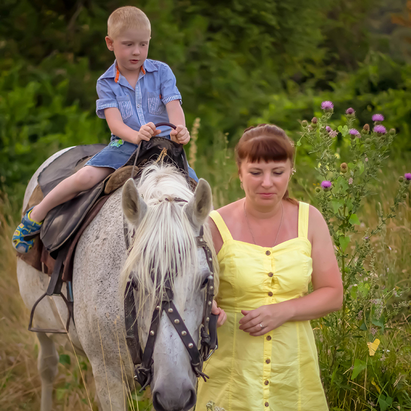  ребенок на лошади, активный отдых, катание на лошади в Анапе, конные прогулки, конный прокат в Анапе