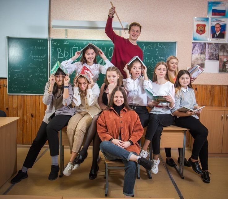 Подростки 9 и 11 класса в школьном кабинете перед выпускным