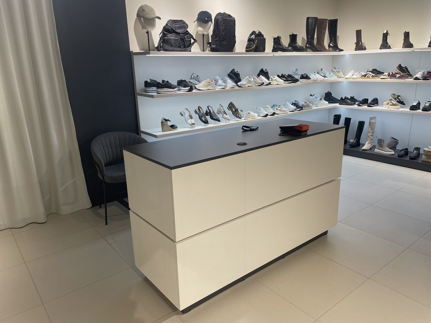 Компактная мебель для магазинов обуви на небольшой площади