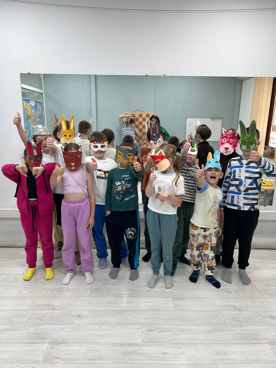 Дети участвуют в тематическом квесте в масках