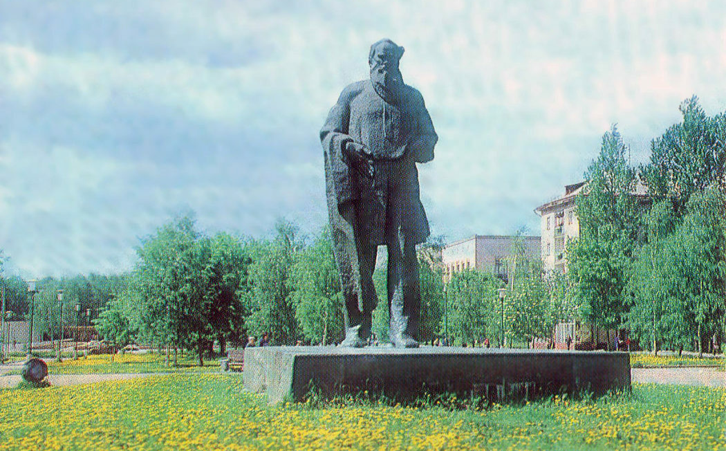 Памятник л н толстому. Памятник льву толстому (Тула). Памятник льву Николаевичу толстому в Туле. Толстой Лев Николаевич памятник в Туле. Памятники льву Николаевичу толстому.