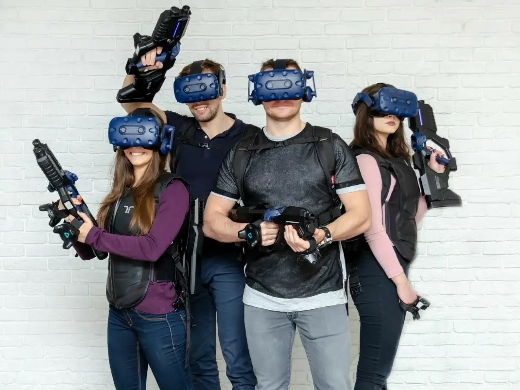 фото парня и девушки на романтическом свидании в публичном месте