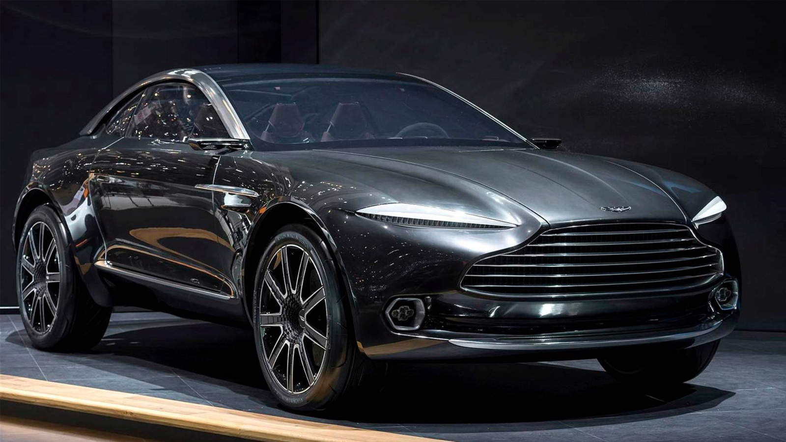 Dbx aston martin фото