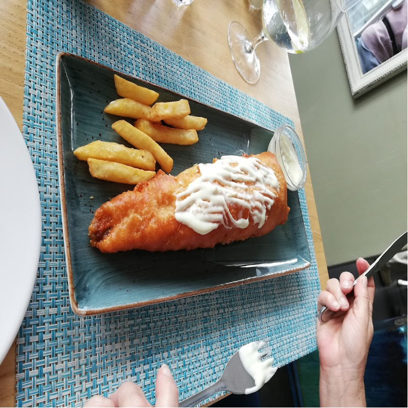 Fish &amp; chips по-капски: чаще всего треска в кляре, картошка и очень мало причин усложнять происходящее. Фото: Barracudas Restaurant / Restaurants-US