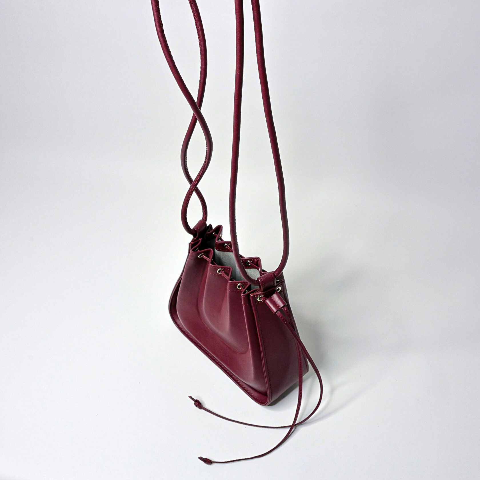 дизайнерская сумка Drift mini архитектурной формы бордового цвета из натуральной кожи премиум качества