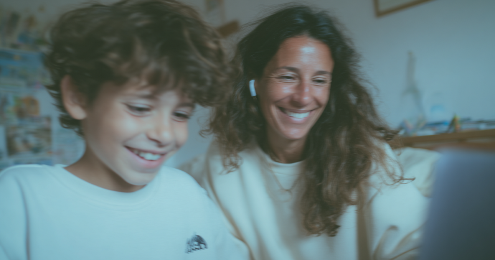 Niño programa en Scratch con ayuda de su mamá o papá, aprendiendo paso a paso en un entorno de apoyo.