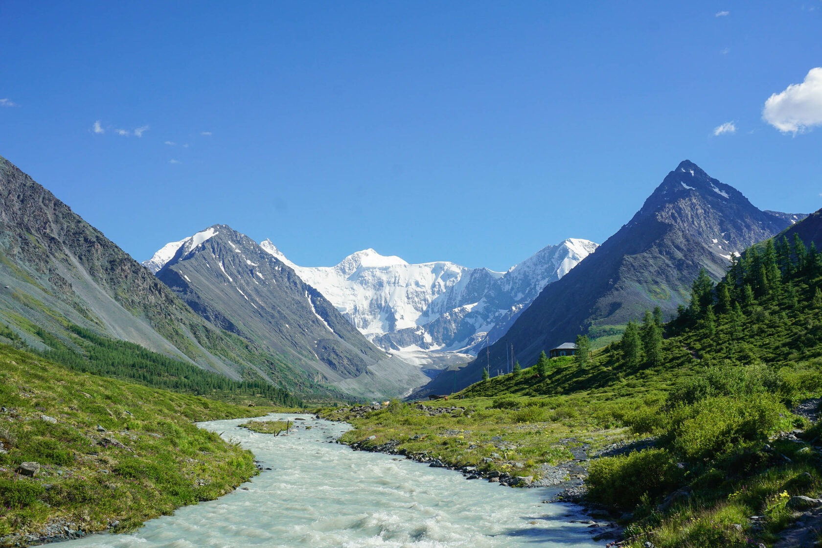 В какой части страны находится горы алтая. Долина Белуха Алтай. Долина Аккем горный Алтай. Золотые горы Алтая Белуха. Гора Белуха Аккемская стена.