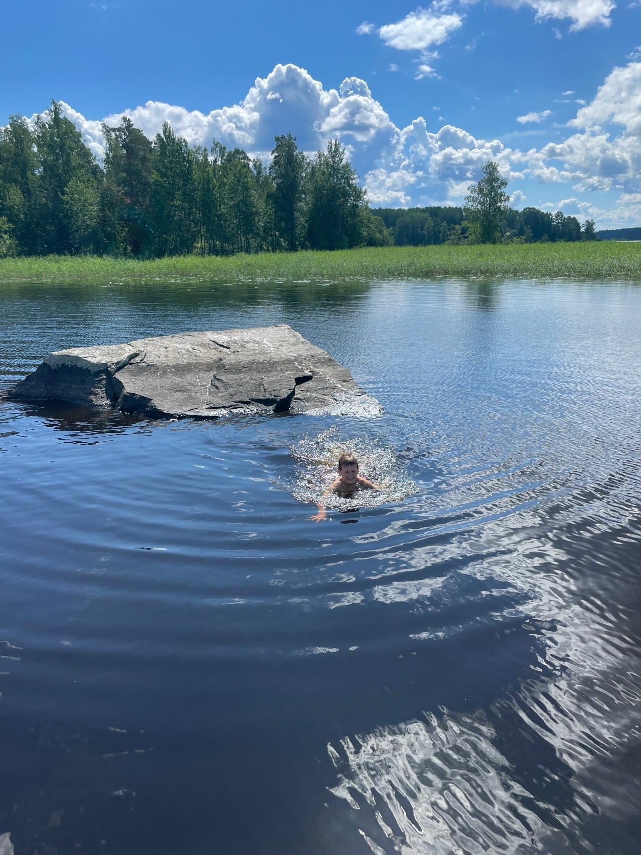 Ребенок плывет