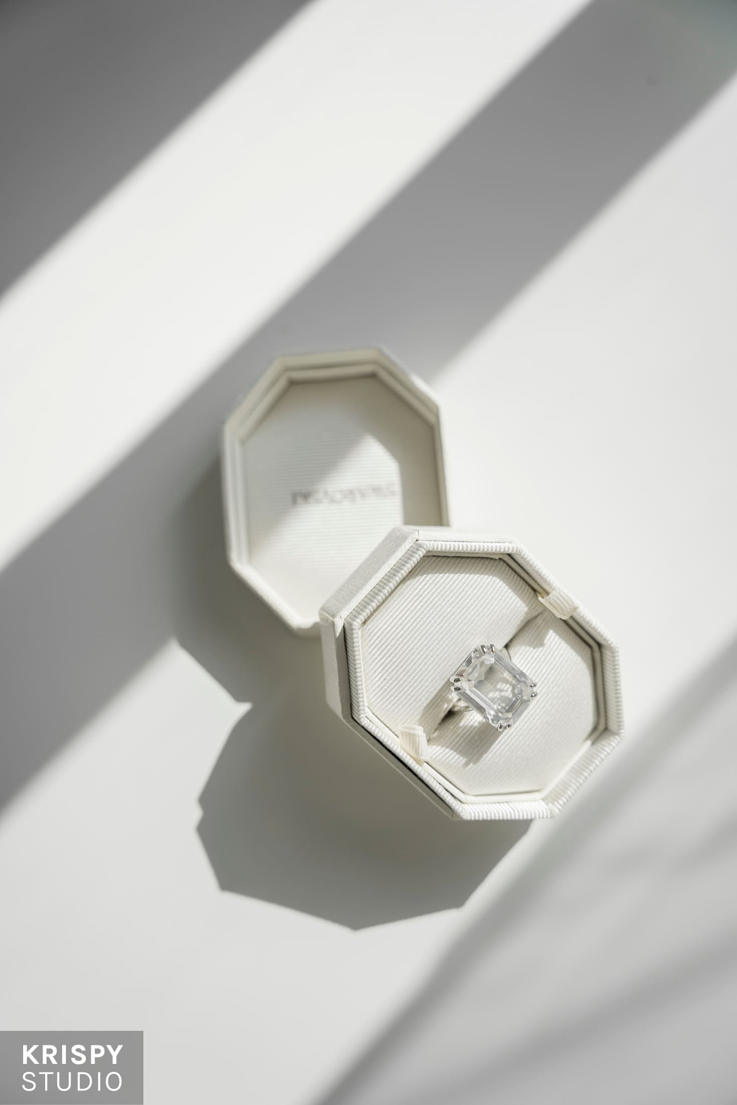 Фотосъемка кольца и браслета Swarovski с использованием студийного освещения и реквизита для создания стильного образа.