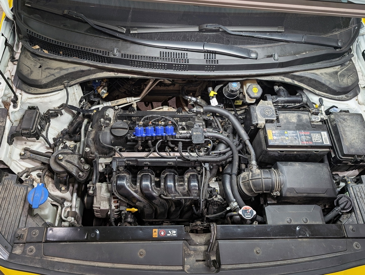 Подкапотное пространство Hyundai Solaris с ГБО OMVL DREAM-4: редуктор CPR, форсунки GEMINI, контроллер NEW DREAM OBD