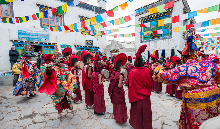 Монахи на улицах Ло-Монтанга во время празднования фестиваля Тиджи