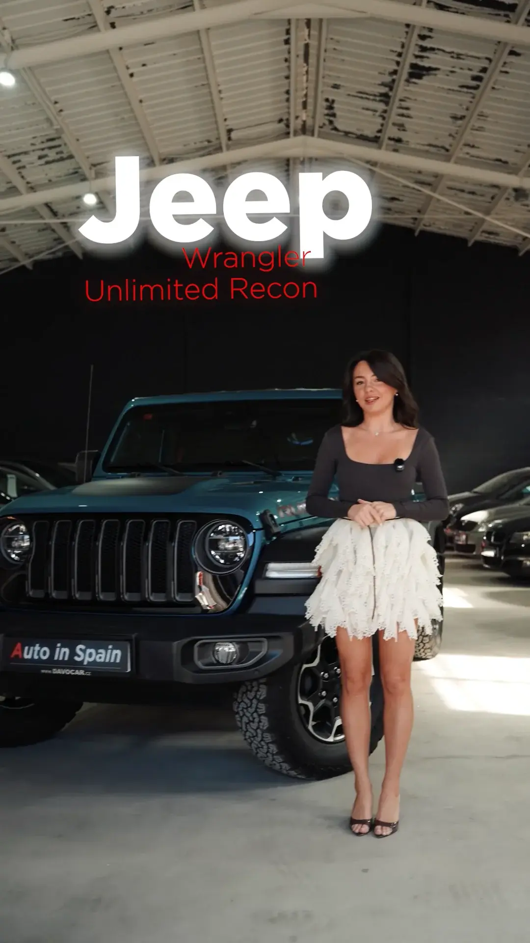Ведущая рядом с Jeep Wrangler в вертикальной презентации