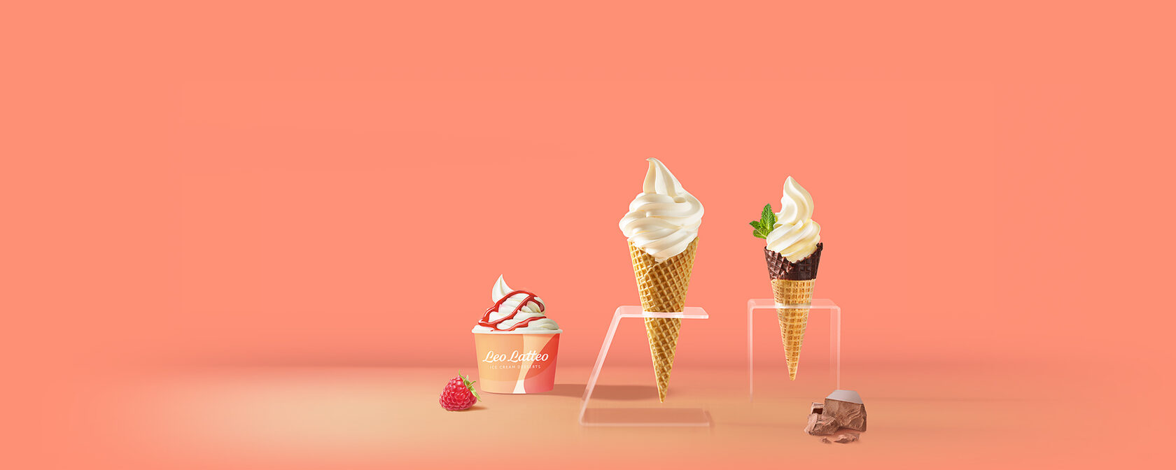 Фон с рожками мороженого и креманкой