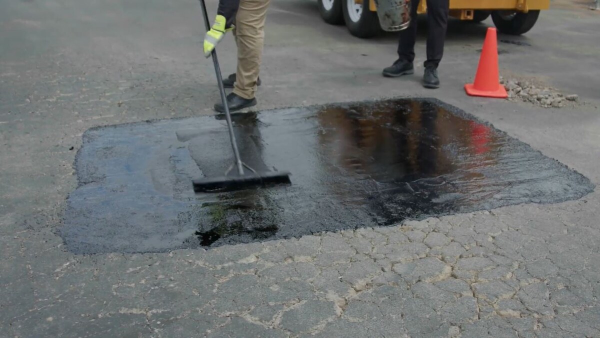 Ремонт литой мастикой крокодиловых трещин на асфальте  