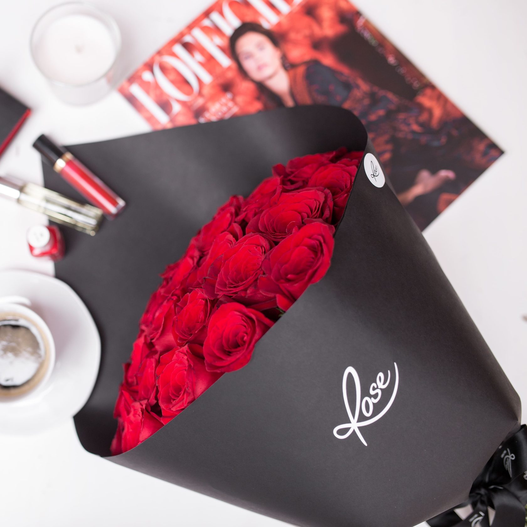 Красные розы в черной матовой упаковке
