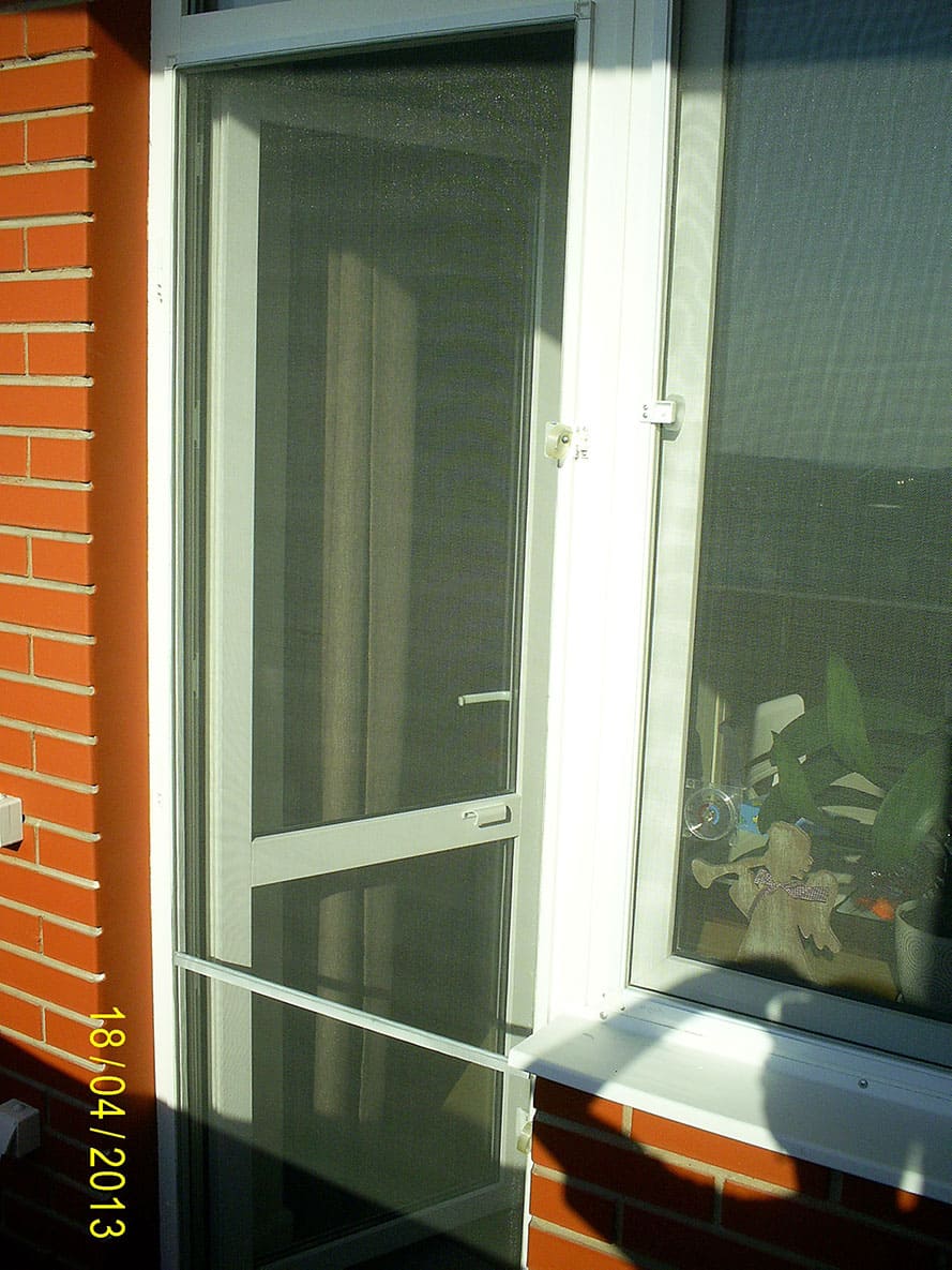 Открывающаяся сетка на балконную дверь