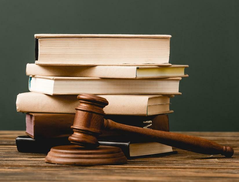 стопка книг кодексов на столе